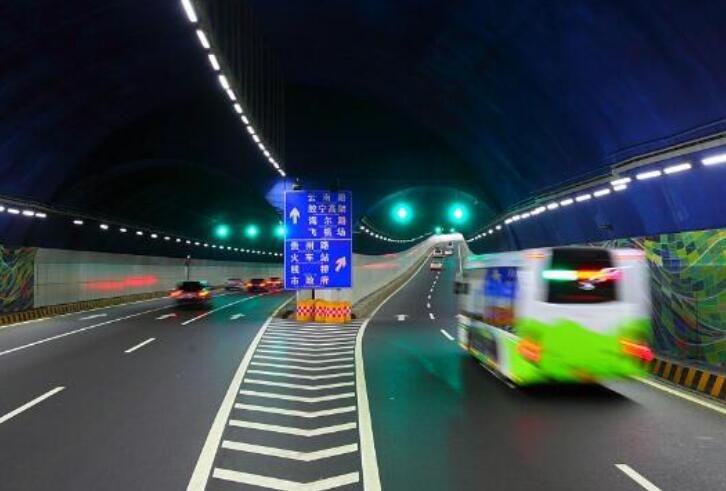 胶州湾隧道是在海底吗