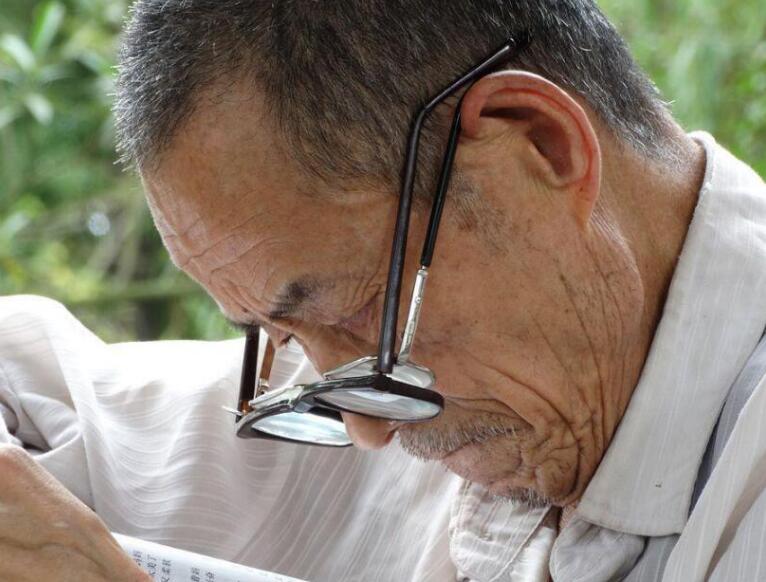 老花眼和远视其实并不是属于同一种问题,可以说它们两个是属于截然不