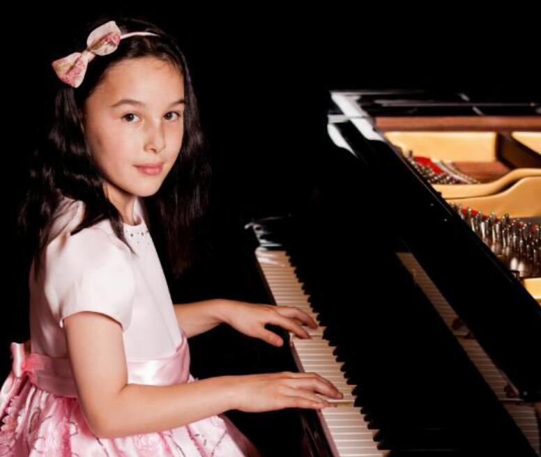 小女生钢琴演奏发型