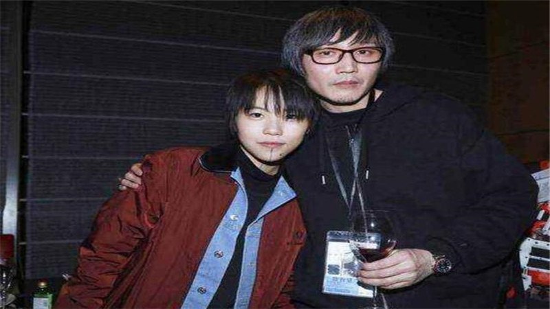 但无奈歌手的道路却没有那么一帆风顺,1999年张亚东与同伴张浅潜组成